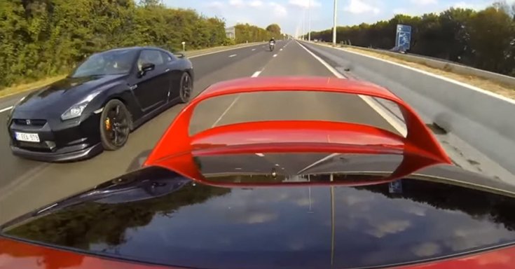 A Supra hátulja mögötte a Nissan GT-R-rel