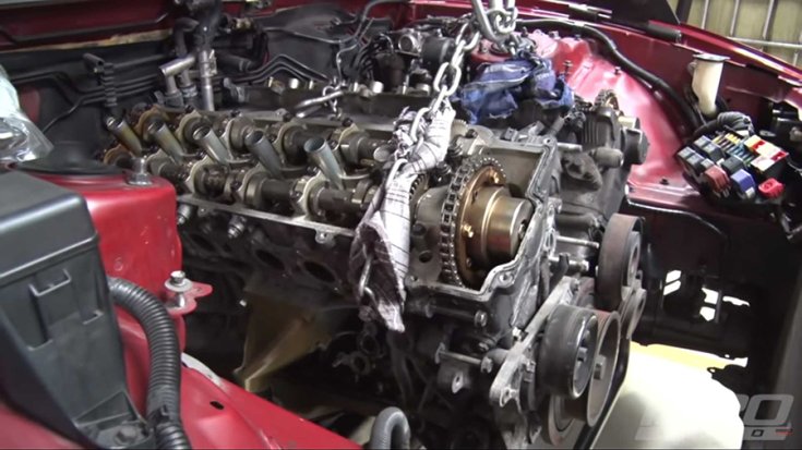A V12-es blokk a Supra motorterében