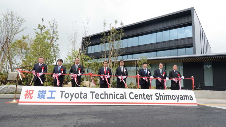 A Toyota Technical Center Shimoyama megnyitójának egyik pillanata szemből