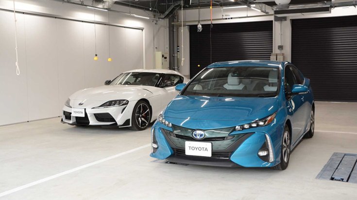 Két Toyota modell szemből fotózva