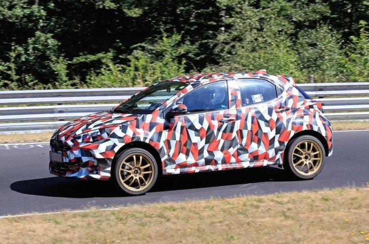 Toyota Yaris 2020 oldalnézetből tesztelés közben