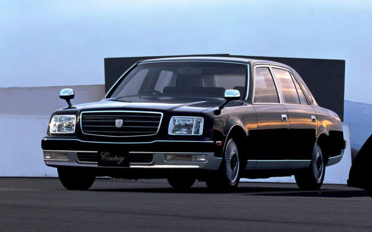 A V12-es Toyota Century elölről