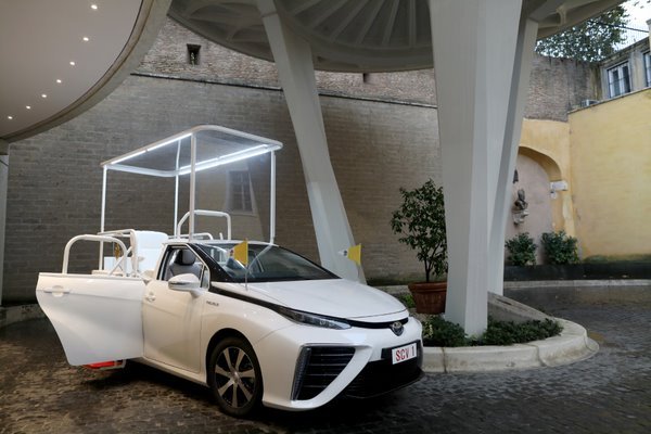 Átalakított hidrogén üzemanyagcellás Toyota Mirai modell a Vatikánban