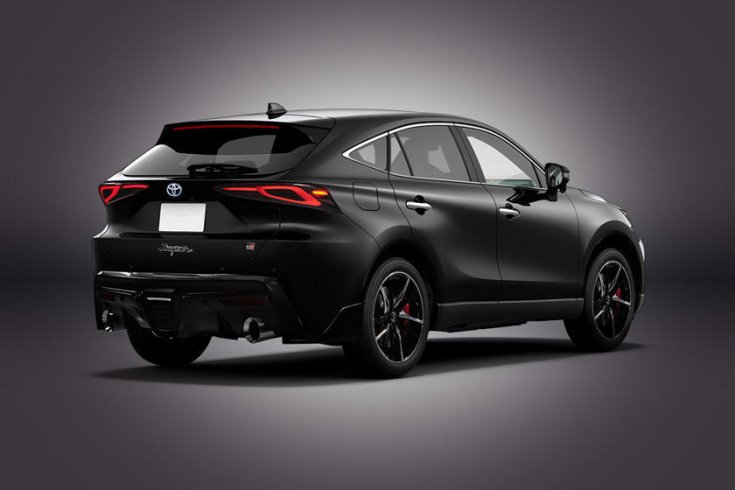 Toyota Supra SUV hátulról, féloldalról szürke háttérrel