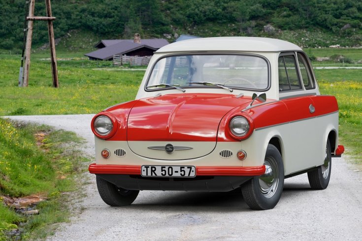 1957 1962 Trabant P50, AWZ Trabant P70 utód, szedán, fehér, vörös, elölnézet, oldalról, balról, háttér vidék, falu, parasztház, Németország, retrovasak, Classic Driver