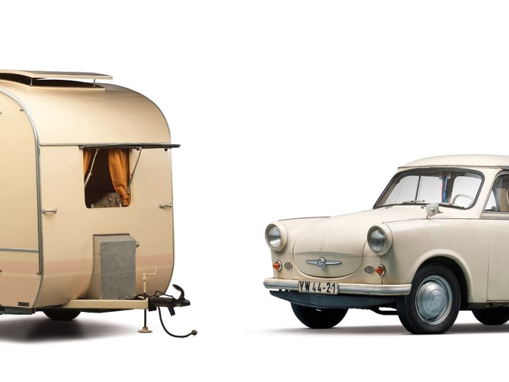 RM Sotheby’s Trabant P50 és Weferlinger Heimstolz egytengelyes lakókocsi, fehér, elölnézet