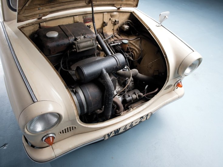 RM Sotheby’s Trabant P50, fehér, motortér, felülnézet