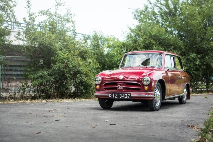 1955 IFA AWZ Trabant P70, CLASSIC DRIVER, retrovasak, szedán, vörös, elölnézet, oldalról, balról, távolról