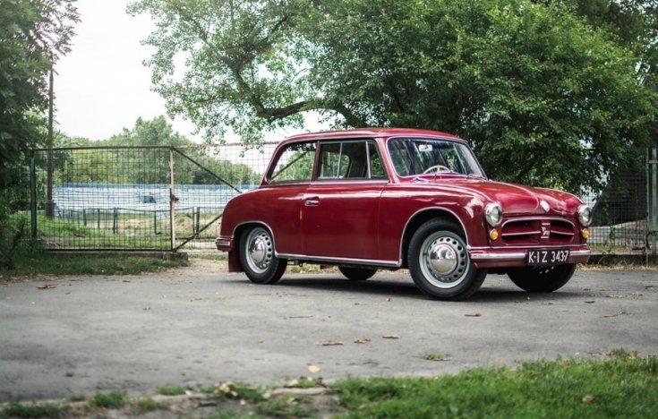 Trabant / AWZ P70, meggyvörös, 2 ajtós limuzin, oldalnézet, jobbról, előre döntve