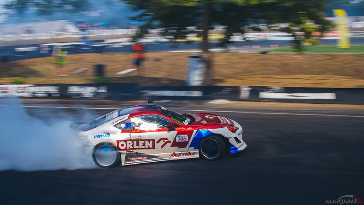 driftelő autó füstfelhővel a Trackwoodon, oldalról fotózva