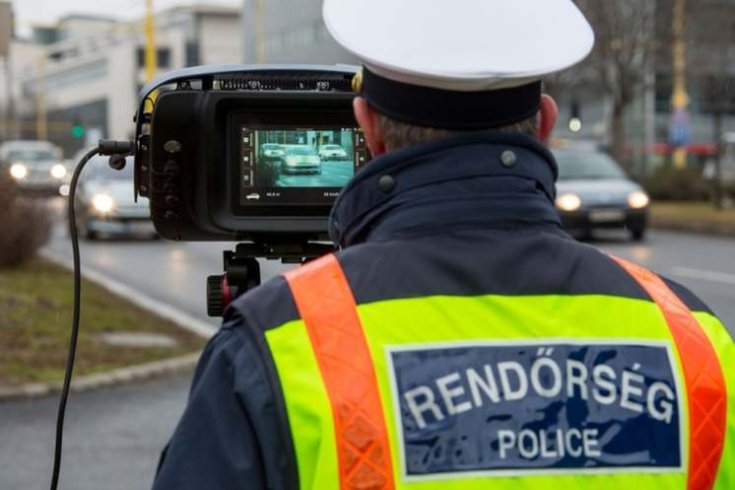 Traffipaxszal méri az autósok sebességét egy magyar rendőr