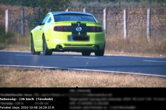 Traffipaxfotón szereplő Ford Mustang hátulról