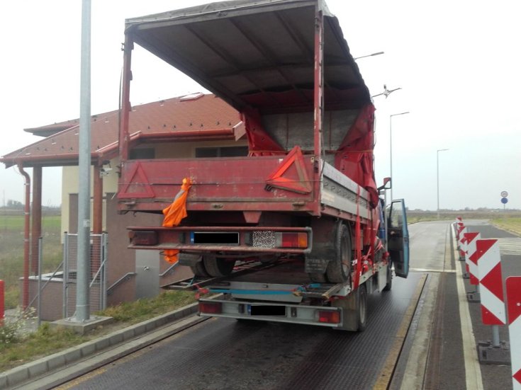 Túlsúlyos bolgár járműszerelvény hátulról fotózva