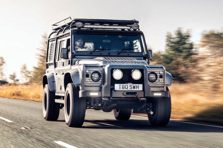 Twisted Automotive Defender V8, országúti terepen féloldalról