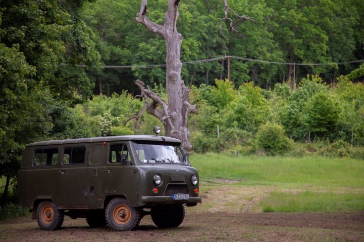 UAZ erdő szélén