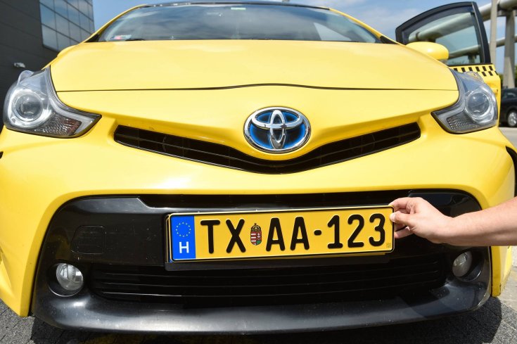 fotó a 2022. július 1-től új autók taxiknál használatos rendszámairól