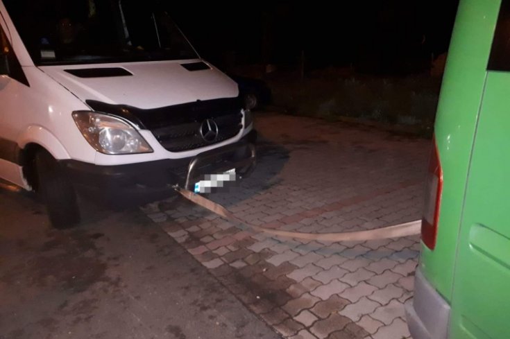 Ukrán kisbuszok vontatot az M3-as autópályán