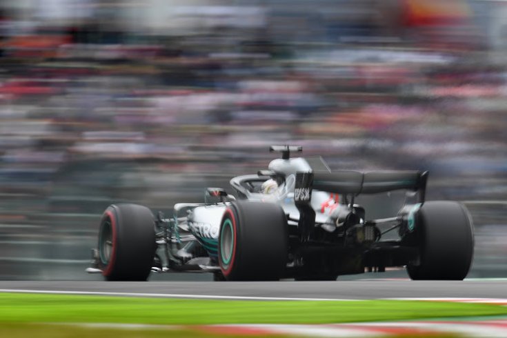 Lewis Hamilton egy pályán a Mercedesben hátulról