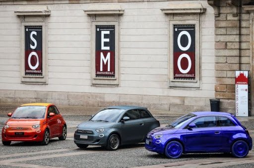 Három különböző kivitelben a Fiat 500e modell egy téren