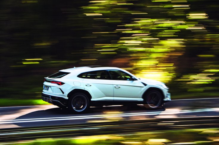 Lamborghini Urus oldalról fotózva
