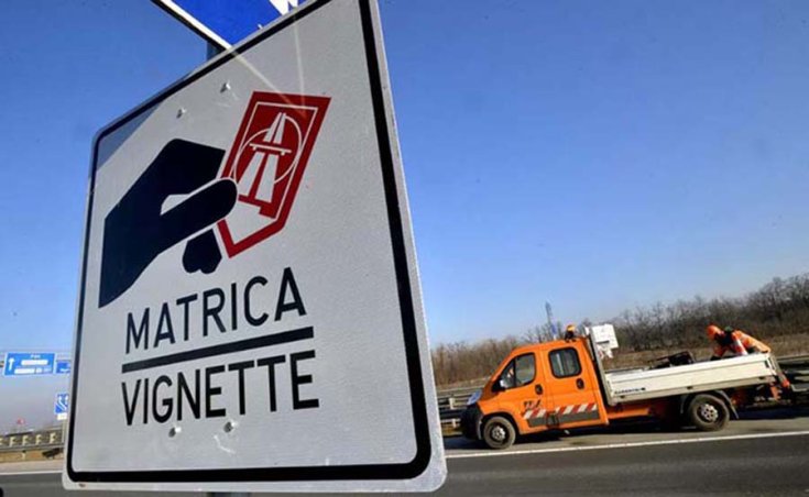 Autópálya matrica vásárlására figyelmeztető tábla