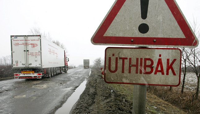 Úthibákra figyelmeztető közúti jelzőtábla