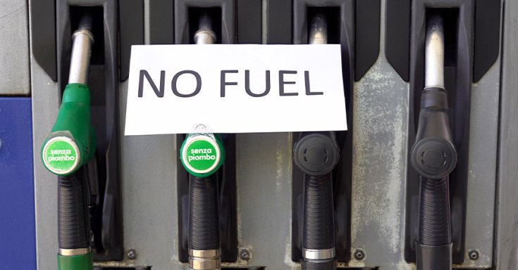 fotó egy benzinkút kútoszlopára rakott no fuel feliratról