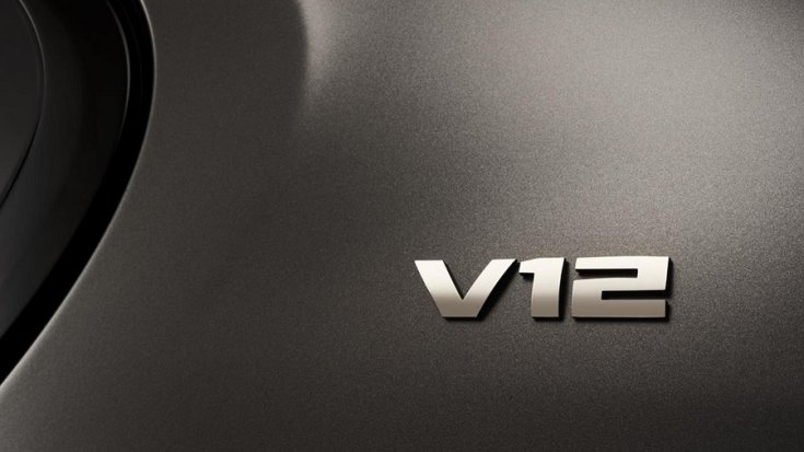 BMW V12-es jelzés