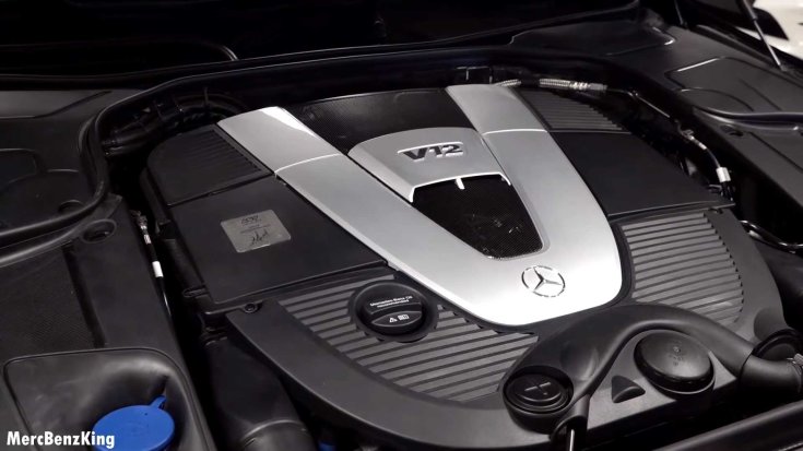 6-literes biturbós V12-es motor szemből