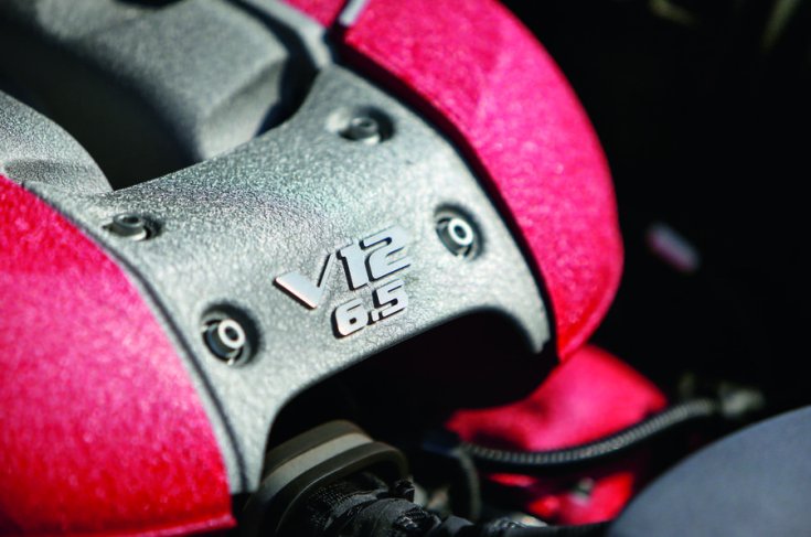 A Ferrari 6,5 literes V12-es blokkjának egy része közelről