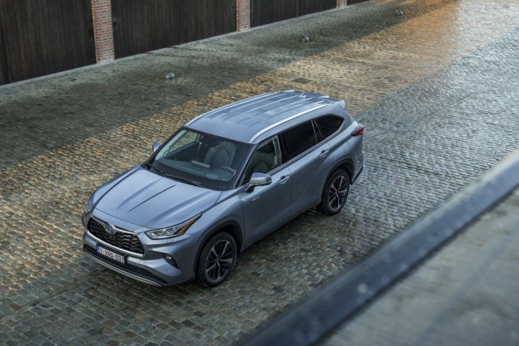 Toyota Highlander Hybrid féloldalasan, felülről