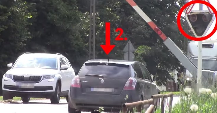 Pofátlanul közlekedő autós a vasúti átjáróban