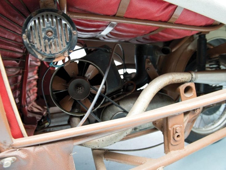 1950 Velorex Oskar, Bőregér, motortér, oldalnézet, balról