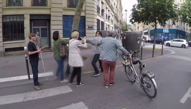 A sofőr kipattant az autóból, és megütötte a segítőkész járókelőt