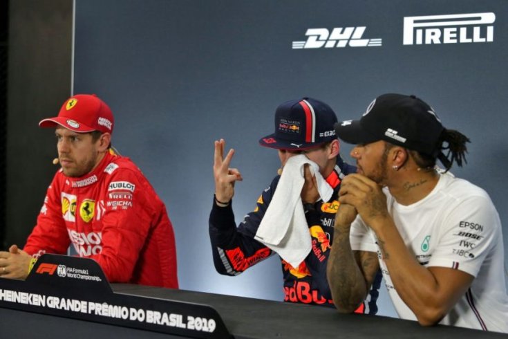 Max Verstappen mutatja, már három időmérőt nyert
