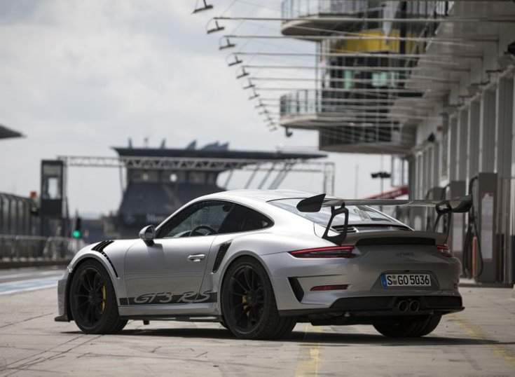 Porsche féloldalról egy boxutcában