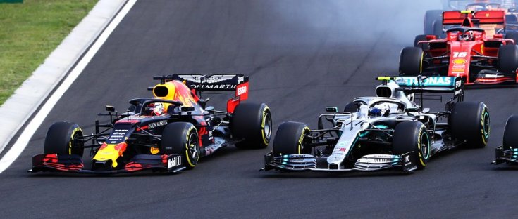 Max Verstappen és Lewis Hamilton csatázik