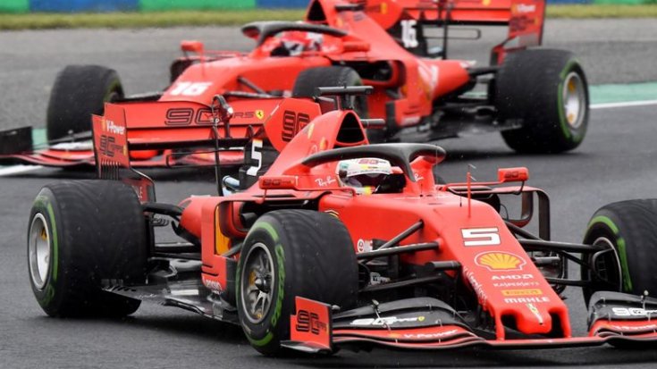 Vettel elöl, mögötte Leclerc