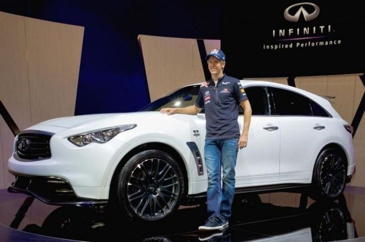 Sebastian Vettel és egy Infiniti Vettel Edition