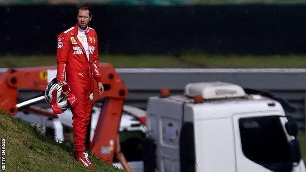 Vettel sisakkal a kezében