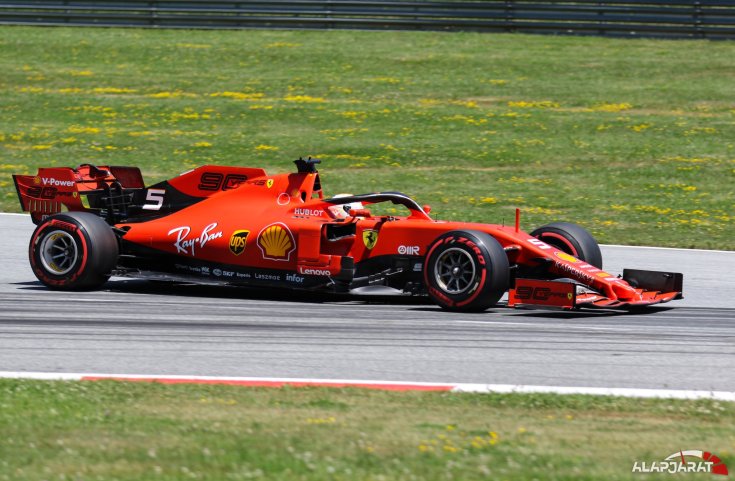 Vettel a Ferrarival, oldalról fotózva