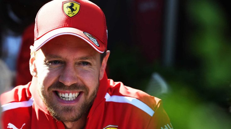 Sebastian Vettel mosolyog egy közeli képen
