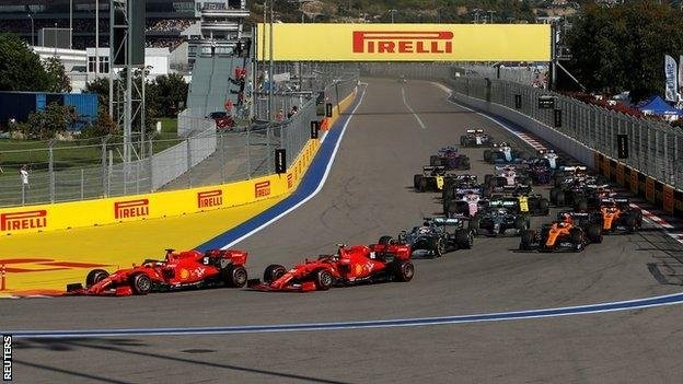 Vettel az élen az első kanyar után