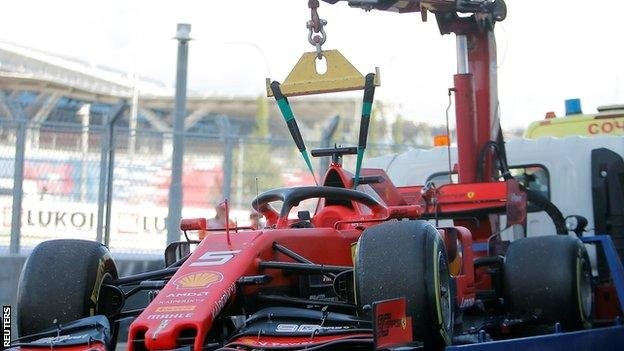 Vettel meghibásodott autóját kiemelik