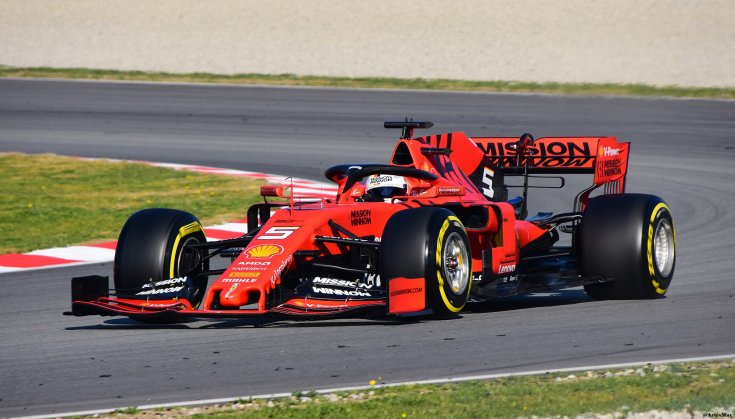 Vettel vezeti a Ferrarit
