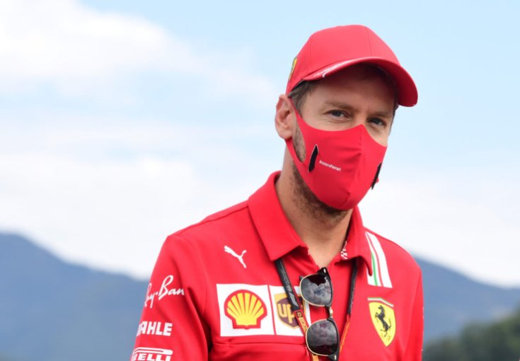 Vettel sapkában