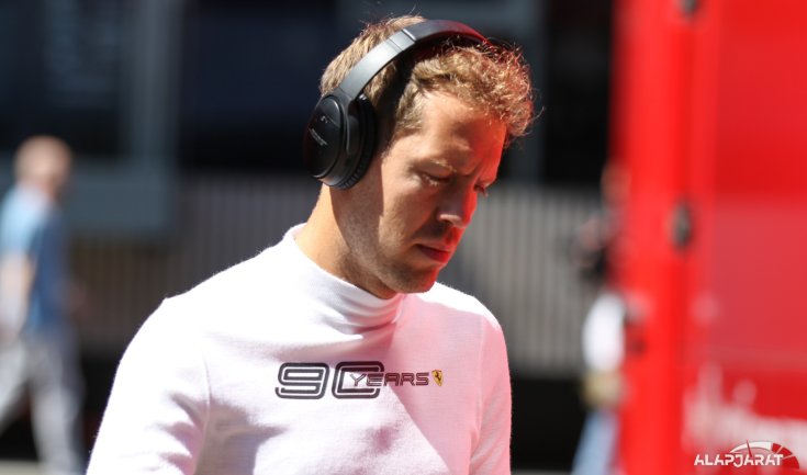 Vettel fejhallgatóval