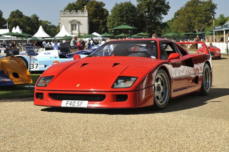 Ferrari F40 féloldalról egy fesztiválon