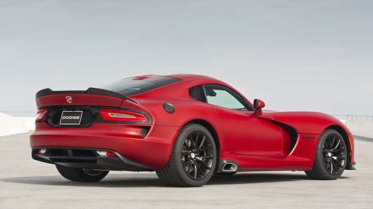 2017-es Dodge Viber egy parkolóban hátulról