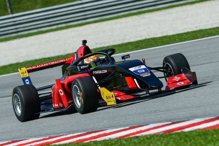 F3 Asia Seriesben szereplő BlackArts Racing autója